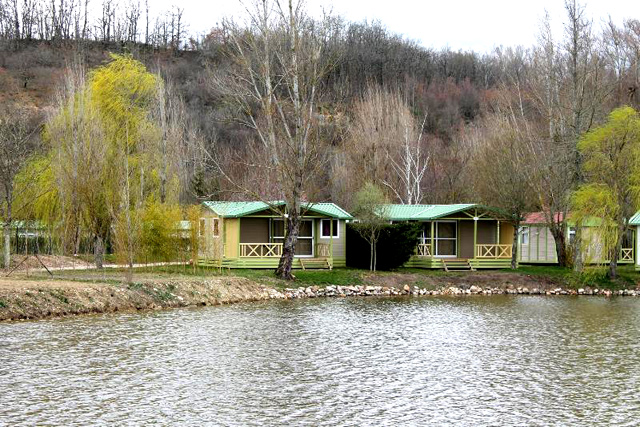 Chalets en bois sur les rives de l'étang Chalets en bois sur les rives de l'étang