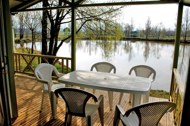 Terrasse du chalet au bord de l'eau Terrasse du chalet au bord de l'eau