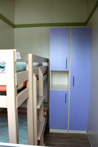 Une chambre avec lits superposés et rangements Une chambre avec lits superposés et rangements